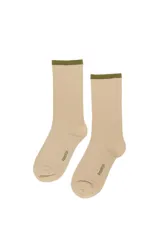 Medias de caña media con textura acanalada, color beige con borde superior en verde oliva y logo de la marca estampado en el pie.