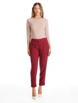 Pantalón de vestir corte slim color verde militar, con cierre frontal, bolsillos laterales con detalle plisado y bolsillos traseros tipo ojal.