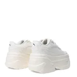 Championes Puma modelo Karmen X-TRA de diseño urbano con plataforma elevada. Presentan un exterior sintético de color marfil con detalles de costuras y perforaciones laterales, cierre mediante cordones y suela robusta de goma.