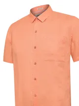 Camisa de manga corta RKF confeccionada en lino orgánico, con cuello clásico, cierre frontal con botones y un bolsillo en el pecho con logo bordado.