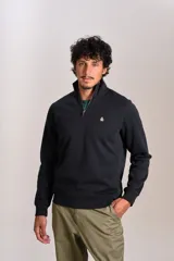 Buzo de cuello alto con cierre frontal parcial, manga larga y puños acanalados. Presenta un diseño liso en color negro con el logo de la marca bordado en el pecho.