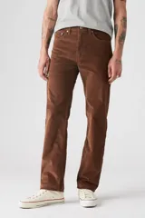 Pantalón de pana color marrón, corte recto, tiro medio y cinco bolsillos.