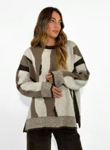 Sweater de tejido de punto con diseño abstracto de rayas irregulares en tonos azul y marrón. Presenta cuello redondo, mangas largas con caída de hombro y puños y ruedo acanalados.