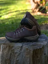 Championes de trekking color marrón, con diseño robusto, suela de goma con relieve para mayor tracción y cordones reforzados.