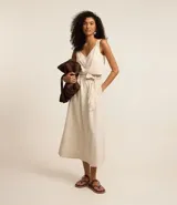 Blusa sin mangas color blanco roto, con escote en V cruzado y breteles anchos.