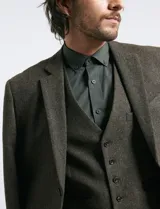 Camisa de manga larga con cuello button-down y bolsillo frontal. Confeccionada en tejido con elastano para mayor comodidad y libertad de movimiento.