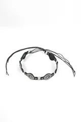 Cinturón negro de estilo western, confeccionado en cuero con apliques metálicos circulares que contienen estrellas grabadas. Presenta un diseño de eslabones unidos por argollas metálicas y tiras largas de cuero a modo de flecos para anudar.