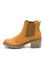 Bota Chelsea Caterpillar modelo Rewrite, color marrón, confeccionada en ante encerado. Cuenta con elásticos laterales con el logo de la marca, taco alto ancho y suela de goma con plataforma track.