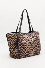 Cartera tipo shopper con estampado animal print, diseño amplio y flexible, con asas negras regulables y detalles metálicos.