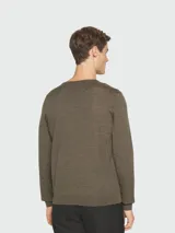 Sweater verde musgo de lana virgen, corte slim fit y cuello en V.