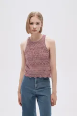 Musculosa de tejido de punto calado color rosa.
