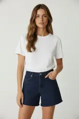 Short de jean de tiro alto con diseño de cinco bolsillos, cierre frontal con botón y cremallera, y terminación de ruedo desflecado.