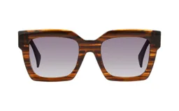 Lentes de sol con montura gruesa de acetato color marrón con diseño de vetas y lentes grises degradadas.