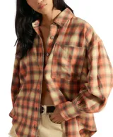 Camisa de franela de algodón con estampado a cuadros en tonos beige, blanco y marrón oscuro. Presenta un corte amplio y holgado, cuello camisero y botones frontales.