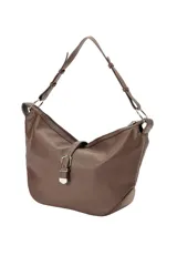Cartera tipo bolso hobo de cuero sintético negro con textura granulada, asa de hombro ajustable y detalle de tira frontal con hebilla metálica plateada. Cierre superior con cremallera.