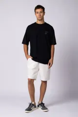 Bermuda de lino color beige, de corte recto y diseño relajado, con cintura elástica y bolsillos laterales.