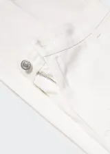 Jeans de corte recto y tiro medio, confeccionados en algodón. Presentan diseño de largo completo, trabillas para cinturón, dos bolsillos laterales y dos bolsillos de parche en la parte posterior, con cierre de cremallera y botón.