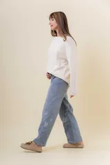 Pantalón de jean de corte recto y relajado, con tiro medio-alto. Presenta un estampado floral sutil en tonos claros sobre la base de denim azul y cuenta con interior forrado para mayor abrigo.
