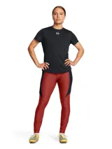 Pantalón deportivo Under Armour Challenger Pro para mujer, color ladrillo con paneles laterales negros y logo blanco.