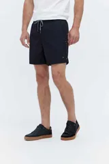 Short de baño liso azul marino, de corte clásico con cintura elástica y cordón ajustable.