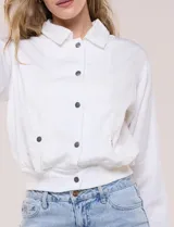Camperita bomber de lyocell con textura suave, color azul marino, cuello camisero, cierre frontal con botones a presión, bolsillos laterales con solapa, mangas largas con puños elásticos y pretina fruncida en el ruedo.