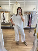 Pantalón ancho de lino blanco, con cintura elástica fruncida y corte cropped.