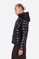 Campera puffer color beige claro, con capucha y cierre frontal.