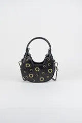 Cartera mini hobo estructurada de cuero negro, decorada con arandelas metálicas doradas en toda la superficie. Cuenta con asa corta de mano y correa de cadena metálica extraíble.