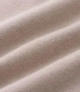 Buzo masculino de algodón con felpa, color beige, con cuello polo blanco contrastante, manga larga y puños acanalados.