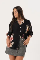 Camisa oversize negra con estampado floral, abotonada y con cuello camisero.
