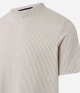 Remera de manga corta color beige, corte slim, con cuello redondo y textura acanalada vertical.