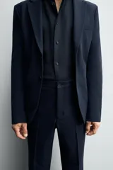 Pantalón de vestir de corte slim fit, confeccionado en tejido con viscosa. Presenta bolsillos frontales, bolsillos traseros de doble vivo con botón y cierre frontal con cremallera y botón.