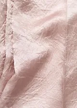 Pantalón wide leg de tiro medio y tejido satinado, con diseño largo y efecto arrugado, y cierre de cremallera en la parte posterior.