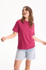 Remera básica 100% algodón de manga corta y corte clásico con cuello redondo.