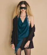 Blusa frente única de satén color verde petróleo, con escote degagê y detalles de encaje en los bordes y ruedo asimétrico.