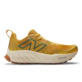 Championes de trail running New Balance Fresh Foam X Hierro v8, color amarillo con detalles en azul y suela Vibram.
