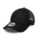 Gorro New Era 9Forty Trucker de los Chicago Bulls, color negro con logo del equipo bordado en rojo en el frente y logo de New Era bordado en rojo en el lateral. Parte trasera de rejilla negra y cierre ajustable.