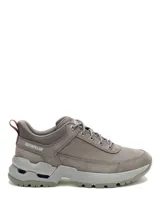 Championes Caterpillar modelo Surge Hiker Lo, color gris, de diseño robusto para trekking y uso urbano. Confeccionados en nubuck encerado y malla, cuentan con suela dentada de goma con tecnología SRX para mayor tracción y cordones redondos.