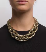 Collar de eslabones gruesos color peltre, con doble cadena.