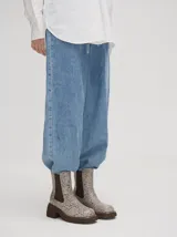 Bota tipo chelsea de cuero vacuno en color rojo con estampado floral grabado en negro. Presenta paneles laterales elásticos, suela de plataforma y taco cuadrado en color negro.