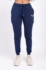 Pantalón de jogging gris con cintura elástica y logo de alas estampado en negro en el muslo.