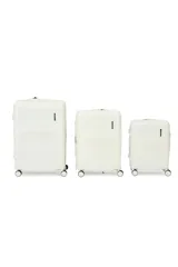 Valija rígida de color blanco con diseño de líneas horizontales, equipada con ruedas multidireccionales 360°, fuelle extensor de capacidad y candado incorporado.