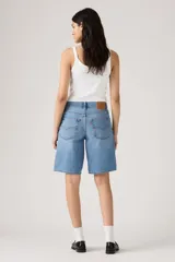 Short de jean celeste de corte amplio, estilo bermuda, con tiro alto y ruedo desflecado.