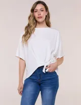 Remera blanca de manga corta, confeccionada en mezcla de modal, con diseño fluido y detalle de lazo ajustable en el lateral.