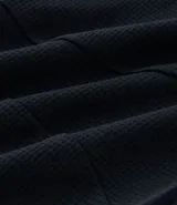 Pantalón deportivo de corte ajustado, confeccionado en tejido de poliéster texturizado color negro. Presenta cintura elástica con cordón de ajuste, bolsillos laterales con cierre y puños elásticos en los tobillos.