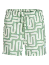 Short de baño de color verde con estampado geométrico de líneas blancas, cintura elástica con cordón de ajuste y bolsillos delanteros.