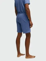 Shorts de hombre color azul con cintura elástica ajustable con cordón.