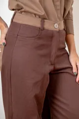 Pantalon de corte wide leg en color bordó, con cintura alta, cierre frontal con botón y bolsillos laterales.