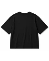 Remera de algodón color negro, de corte holgado y manga corta, con cuello redondo y logo bordado en tipografía cursiva en el pecho.