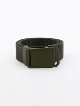 Cinturón de lona tejido color verde militar con hebilla de plástico rectangular de liberación rápida.